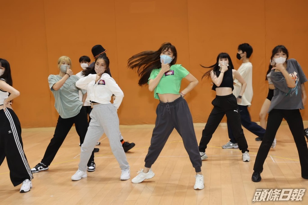 鍾柔美（綠衫女）一向跳得。